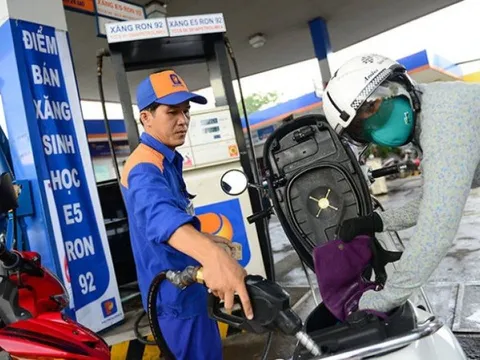 Giá xăng giảm 4.200 đồng/lít, về mức thấp nhất 11 năm