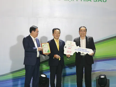 Cha con bầu Hiểu và CLB Hà Nội trao tặng các bệnh viện 4,5 tỷ đồng, nâng mức ủng hộ phòng chống Covid-19 lên trên 20 tỷ đồng