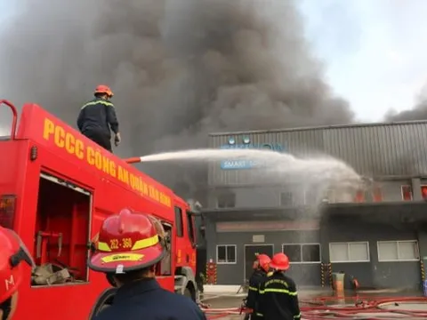 Kho hàng gần Sân bay Tân Sơn Nhất bốc cháy dữ dội lúc rạng sáng