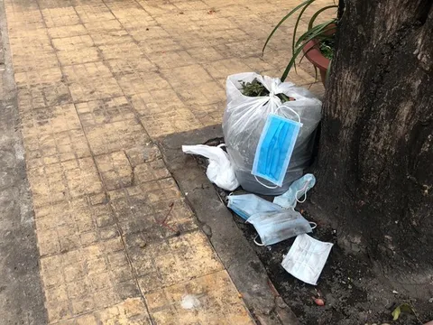 Vứt khẩu trang ra vỉa hè có thể bị phạt đến 7 triệu đồng