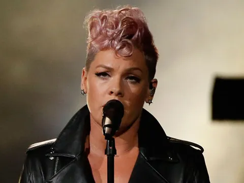 Nữ ca sĩ Pink và con trai xác nhận nhiễm Covid-19