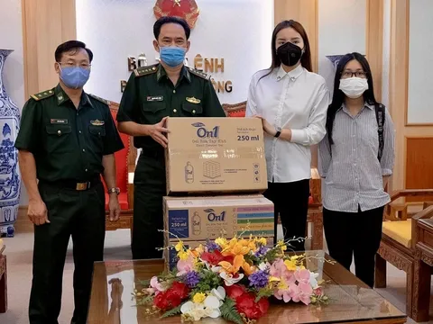 Kỳ Duyên ủng hộ trang phục bảo hộ và nước rửa tay phòng chống dịch