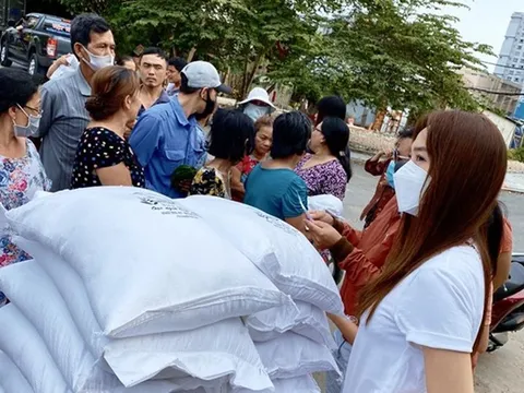 Minh Hằng tặng gạo hỗ trợ người dân khó khăn thời điểm dịch Covid-19