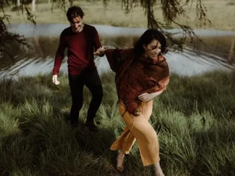 Khi đã trót có tình cảm với một người thì dù vạn người xung quanh có đẹp hơn, tốt hơn cũng không thể làm mình rung động