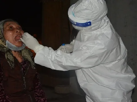 Đã lấy gần 11.900 mẫu xét nghiệm virus gây COVID-19 ở ổ dịch Hạ Lôi