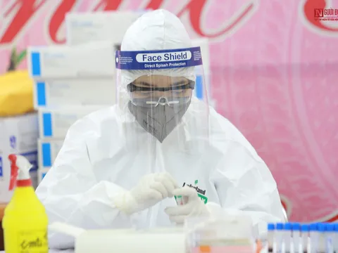 Phát hiện 4 mẫu dương tính với Covid-19 qua test nhanh tại chợ hoa Mê Linh