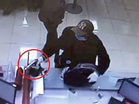 Điều tra nghi án thanh niên bịt mặt, cầm súng xông vào cướp ngân hàng ở Hà Nội