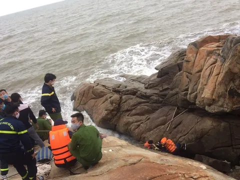 Phát hiện thi thể đang phân hủy mắc kẹt dưới khe đá tại bãi biển Sầm Sơn