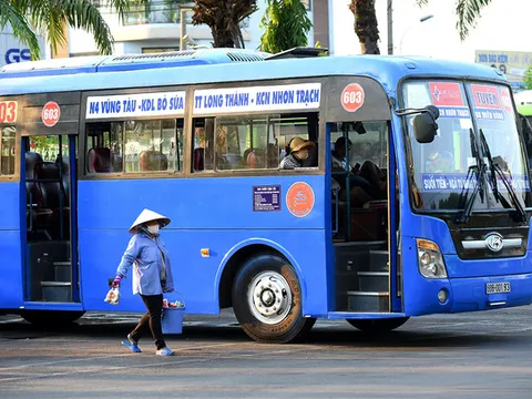 TP.HCM cho phép taxi, xe khách hoạt động, xe buýt chờ hết ngày 3/5