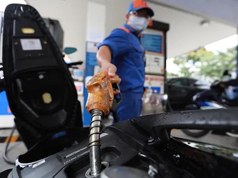 Giá xăng giảm xuống còn hơn 10.000 đồng/lít từ 15h chiều nay