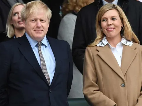 Thủ tướng Anh và vợ chưa cưới hạnh phúc chào đón con trai đầu lòng