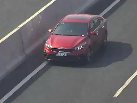 Phát hiện xe ô tô chạy ngược chiều trên cao tốc Hà Nội - Hải Phòng