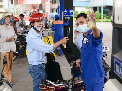 Giá xăng tăng mạnh sau 8 lần giảm liên tiếp