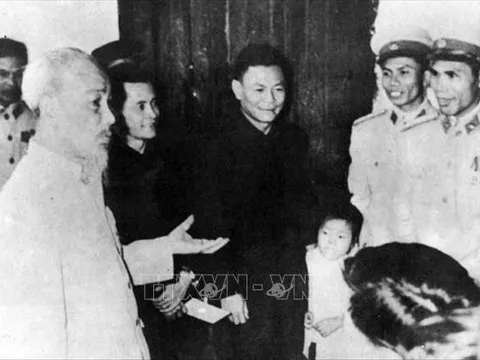 Chủ tịch Hồ Chí Minh với Công an nhân dân