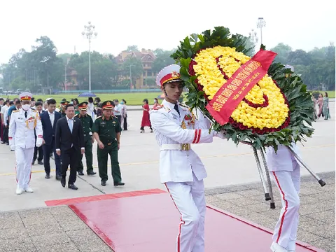 Trường Cao đẳng Công nghệ Y–Dược Việt Nam vào lăng viếng Chủ tịch Hồ Chí Minh nhân kỷ niệm 130 năm ngày sinh của Người