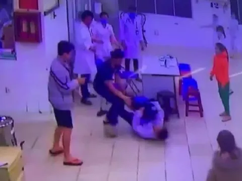 Khởi tố 2 cha con đánh bảo vệ, điều dưỡng đang trực cấp cứu ở Lâm Đồng