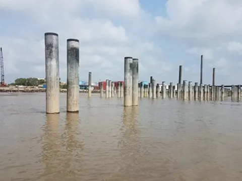 Chủ tịch UBND TPHCM: Yêu cầu xử lý nghiêm công trình cầu cảng không phép ở sông Sài Gòn