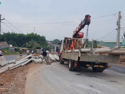 Lật xe container, gần 100 trụ điện văng ra giữa đường