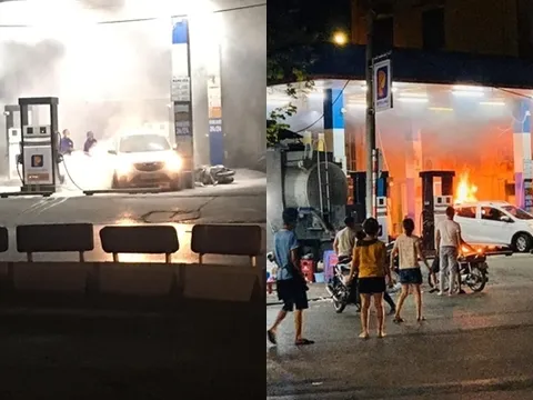 Hà Nội: Tài xế bất cẩn lùi trúng cột cây xăng, xe ô tô bốc cháy dữ dội