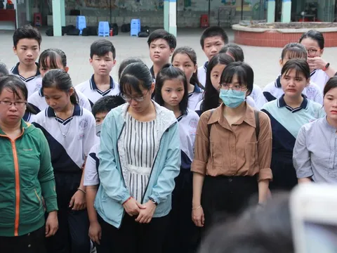 Linh cữu nam sinh Trường THCS Bạch Đằng đi qua trường học, bạn bè bật khóc tiễn biệt