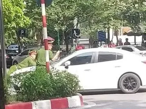 Tạm giam 3 tháng tài xế Mazda bỏ chạy, hất tung cảnh sát giao thông lên nắp capo