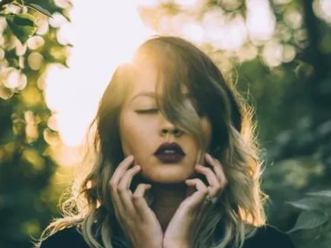 Đừng bao giờ yêu 2 người cùng 1 lúc, cũng đừng bao giờ yêu 1 người quá 2 lần