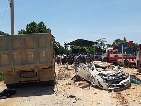 Vụ xe Howo đè bẹp xe con khiến 3 người chết: Xe tải đã hết hạn đăng kiểm