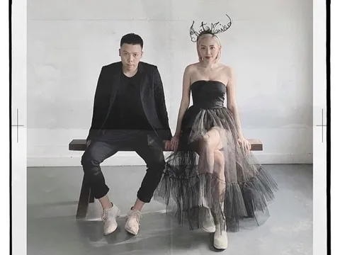 Hé lộ bức ảnh cưới độc lạ 'chất phát ngất' của vợ chồng Tóc Tiên - Hoàng Touliver