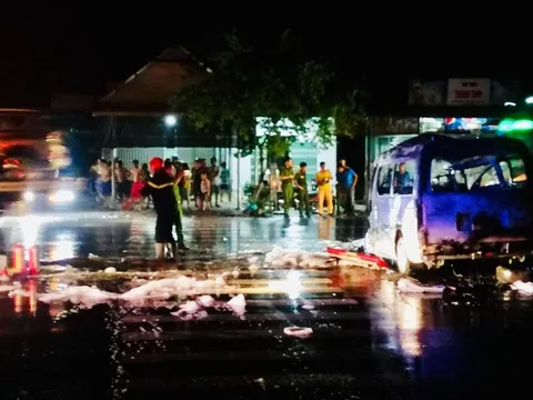 Xe cấp cứu lao vào dải phân cách bốc cháy, 7 người trong xe bị thương nặng