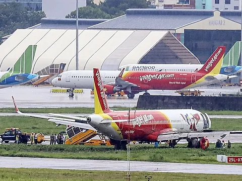 Máy bay Vietjet lao lệch đường băng, sân bay Tân Sơn Nhất tạm dừng hoạt động