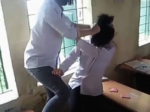 Phẫn nộ một nữ sinh bị nhóm bạn lột đồ, quay video clip và tung lên mạng