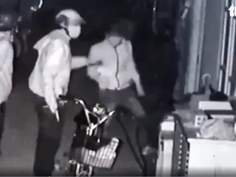 Cần tiền tiêu xài, cháu gái dẫn băng cướp về nhà khống chế bà để cướp vàng