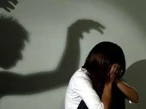 Đình chỉ công tác thầy giáo ôm hôn nữ sinh lớp 7