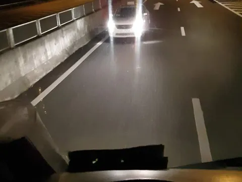 Phạt 17 triệu, tước GPLX 6 tháng tài xế taxi chạy ngược chiều trên cao tốc