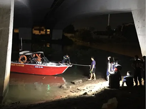 TP.HCM: Cô gái có xăm hình bông hoa hồng trên bụng nhảy cầu tự tử