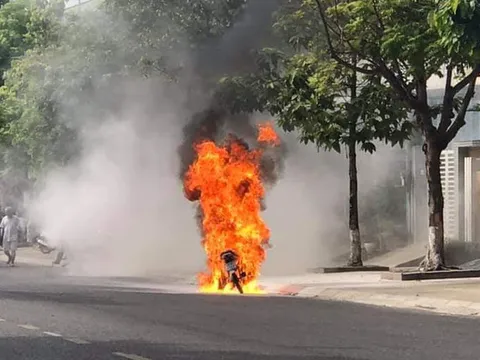 Xe máy bất ngờ bốc cháy ngùn ngụt khi đang lưu thông trên đường