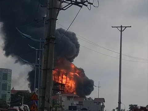 Cháy dữ dội tại xưởng hóa chất ở Long Biên