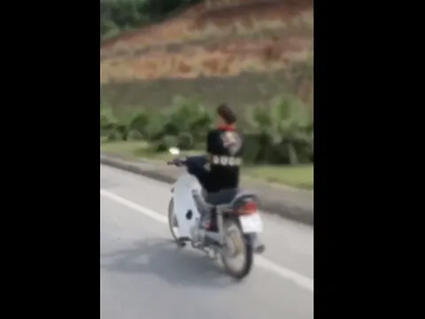 Lời khai của nữ sinh 15 tuổi điều khiển xe máy bằng chân ở Tuyên Quang