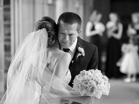 Đàn bà đôi khi cô đơn, buồn khổ chỉ biết nuốt nước mắt vào trong