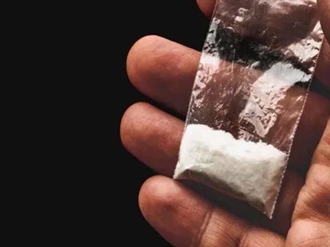 Phát hiện khách đi máy bay giấu ma túy trong cạp quần