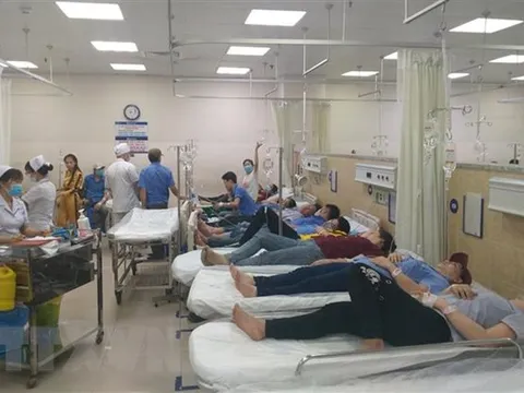 Hơn 100 công nhân nhập viện nghi do ngộ độc thực phẩm