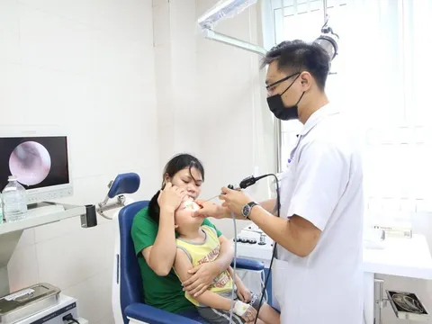 Bé trai 5 tuổi nhập viện khẩn cấp vì mẹ nhỏ nhầm thuốc tẩy nốt ruồi vào mũi