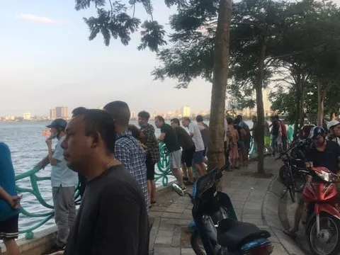 Phát hiện thi thể một cô gái nổi trên hồ Tây