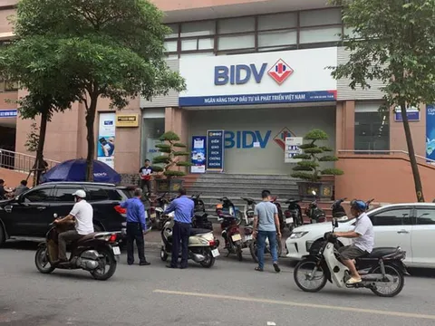 Truy tìm 2 tên nổ súng, cướp ngân hàng tại Hà Nội