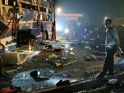 Xe khách lật trên quốc lộ, gần 20 người bị thương