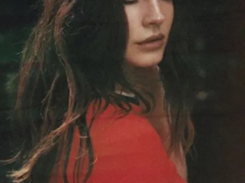 Này cô gái, em cứ sống khép mình như thế đến bao giờ?