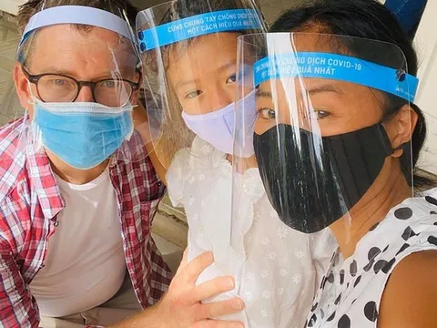 Gia đình ca sĩ Đoan Trang cách ly tại nhà và thực hiện xét nghiệm Covid-19