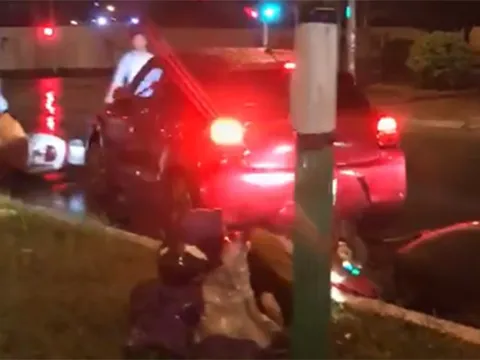 Truy tìm xe điên đâm hàng loạt xe máy và ô tô đang dừng đèn đỏ