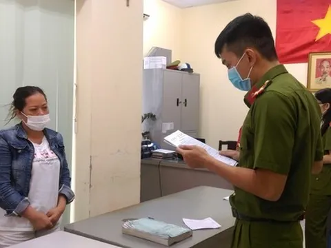 Khởi tố 4 bị can trong đường dây sản xuất găng tay y tế giả