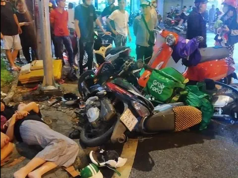 TP HCM: Nữ tài xế Camry tông hàng loạt xe máy đang dừng đèn đỏ